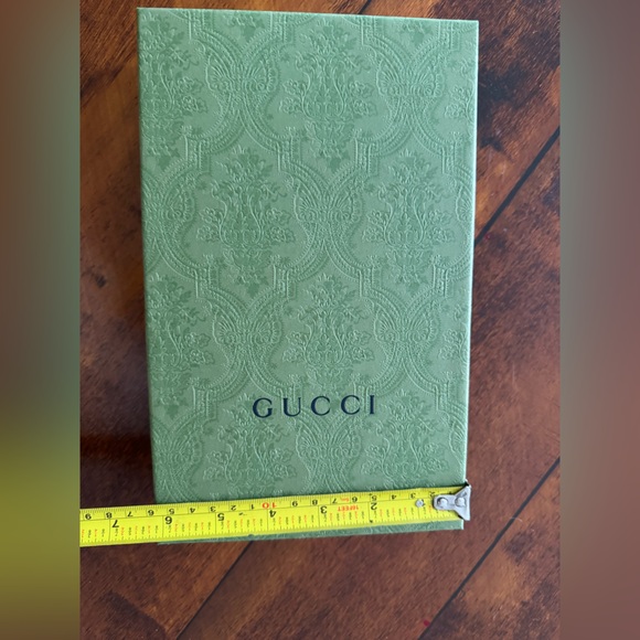 Gucci box & Ribbon. Color Green. Excellent condition. - Picture 4 of 4